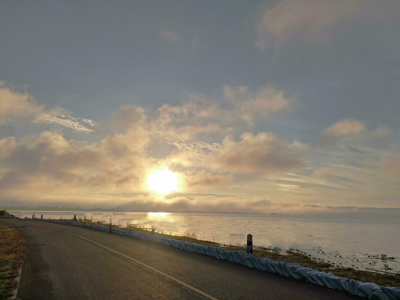 das Atmosphäre von das Straße hinter das Damm, das Übung Platz foto