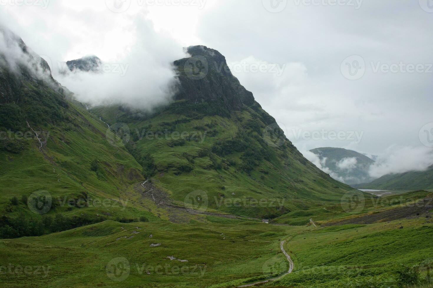 Nebel und Regen auf das Glencoe Berg im Schottland foto