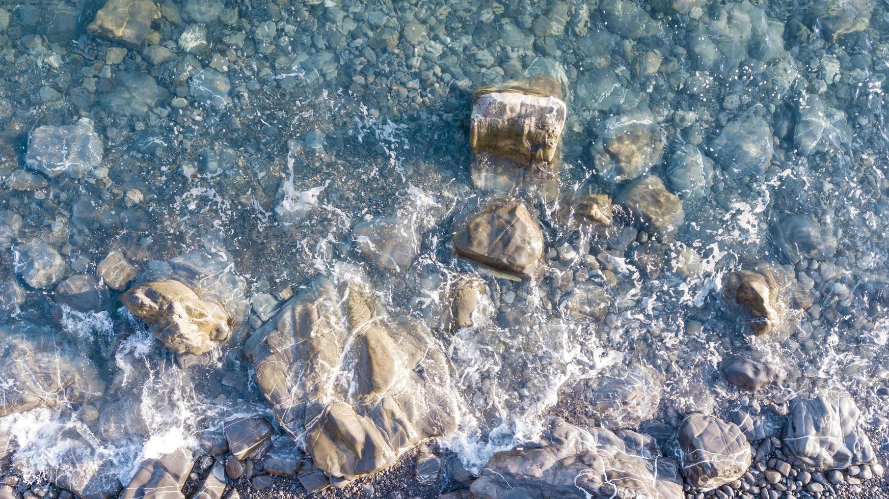 Mittelmeer mit Felsen foto