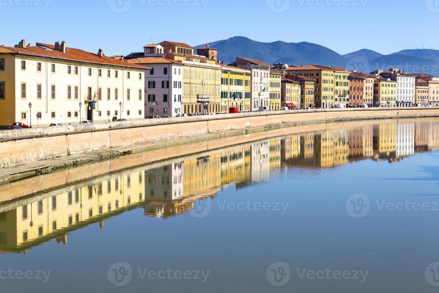 Gebäude in Pisa, die sich im Fluss Arno widerspiegeln foto