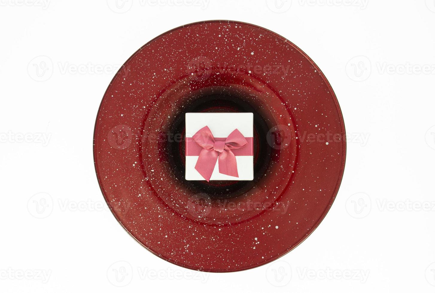 Weihnachtsgeschenkbox mit rotem Teller foto