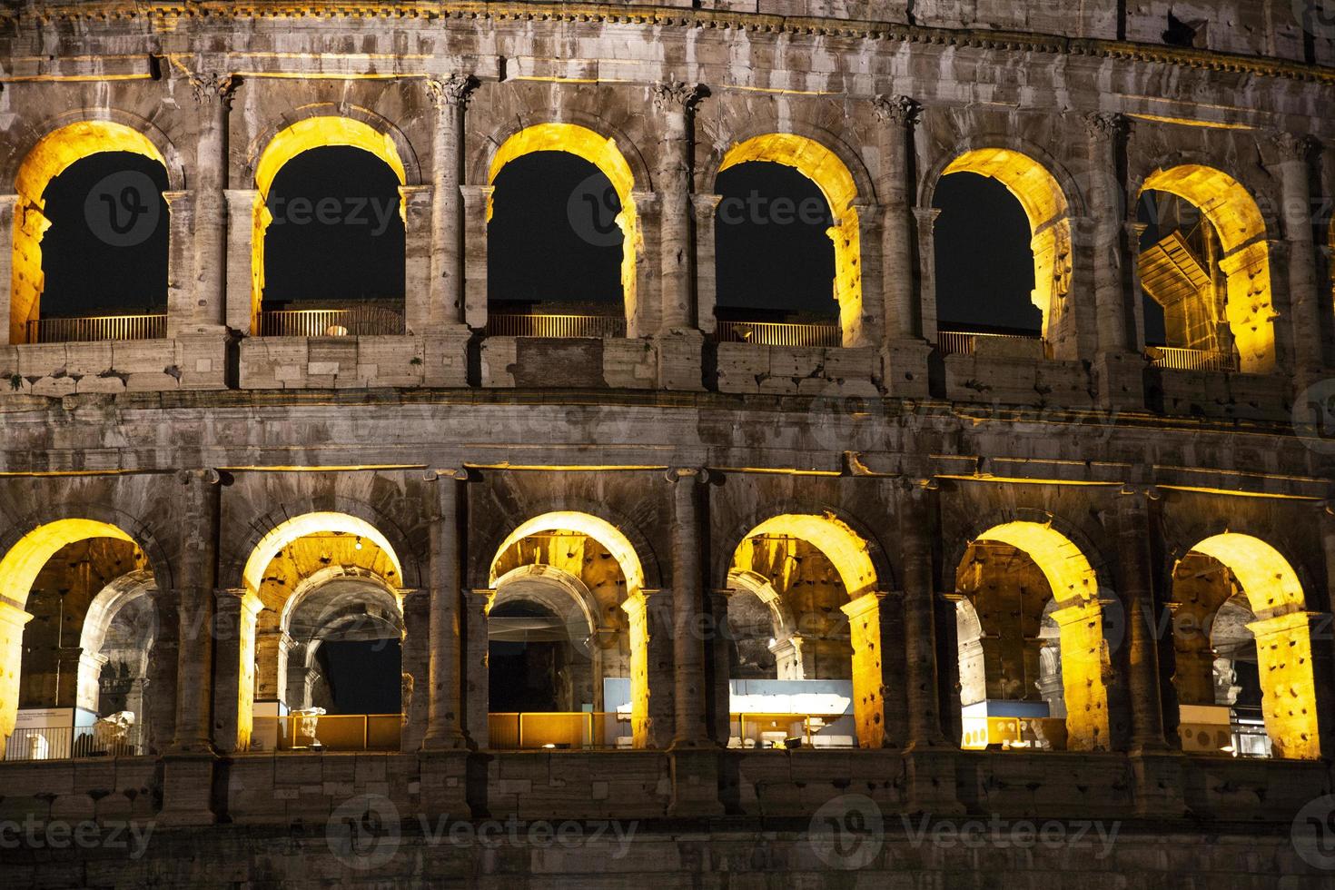 Detail des Kolosseums in Rom, Nachtfoto foto