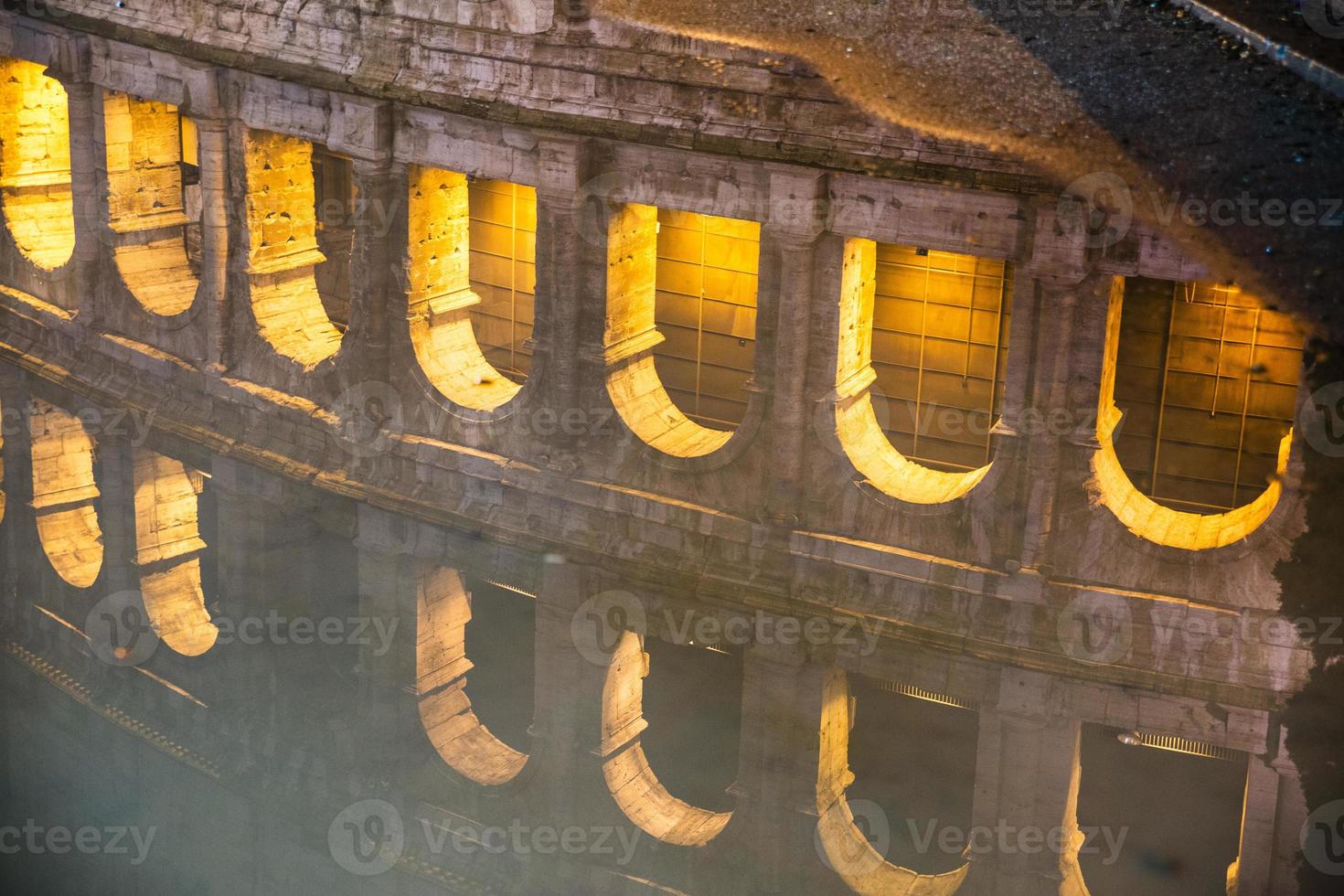 Kolosseum in Rom spiegelt sich im Wasser foto