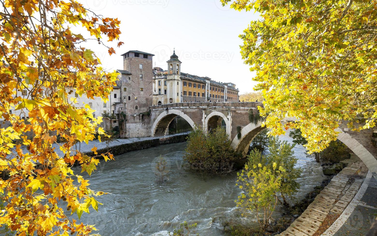 Die alte Cestio-Brücke in Romrom foto