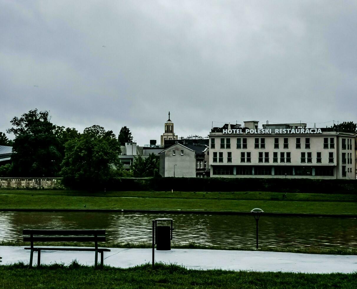 Krakau, Polen - - 08.06.2023 Aussicht von Damm mit Fluss Wisla im Krakau, Polen. bedeckt Wetter. wolkig. foto