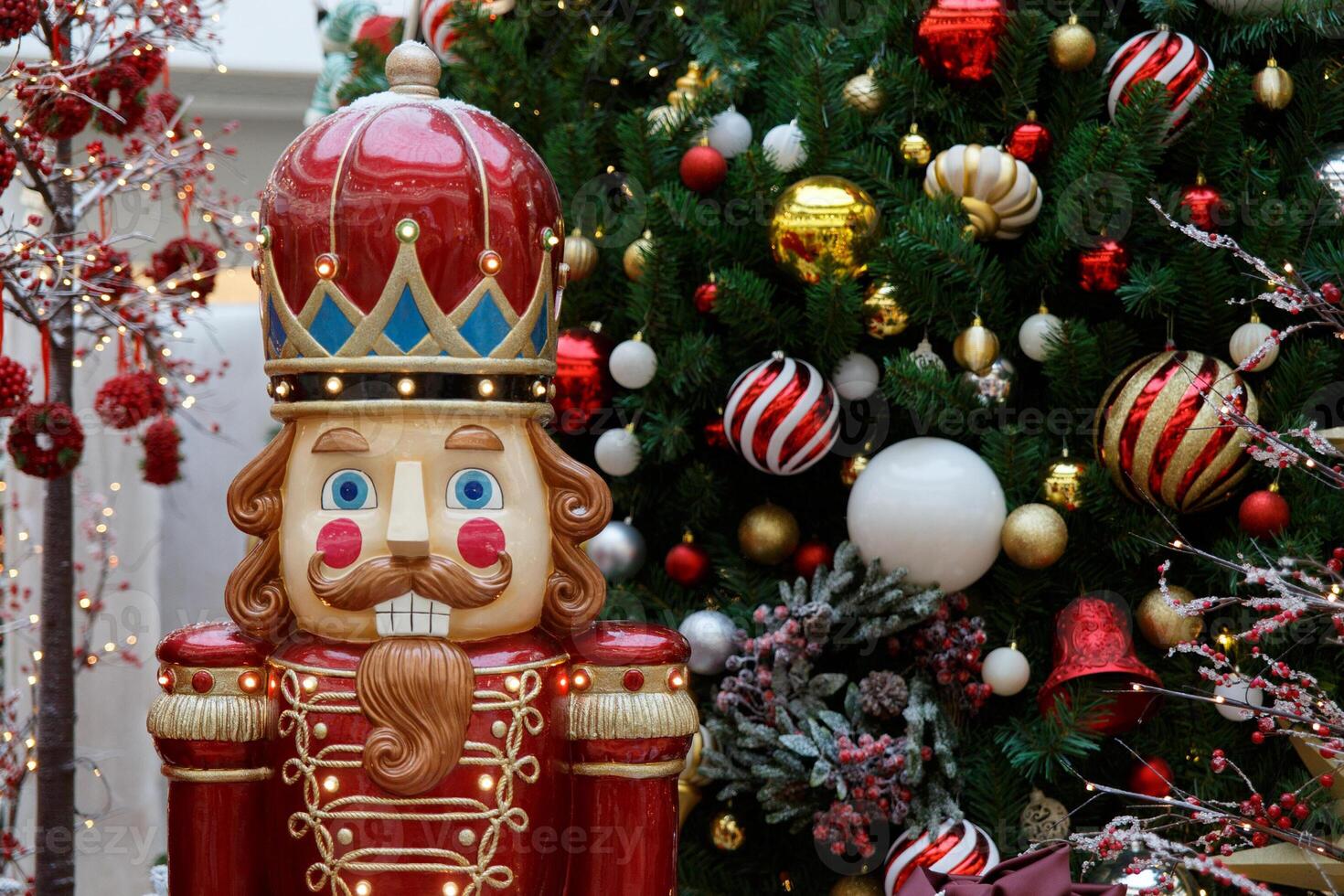 schließen oben von schön dekoriert Weihnachten Baum. foto