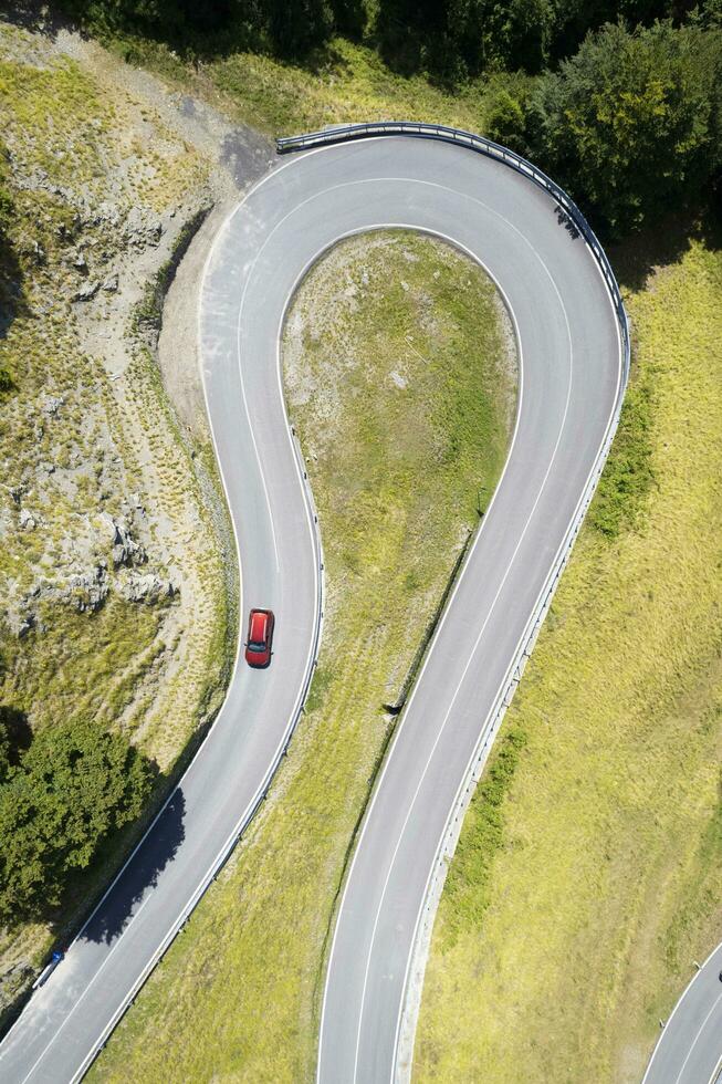 das Kurven von ein Straße im das Berge foto