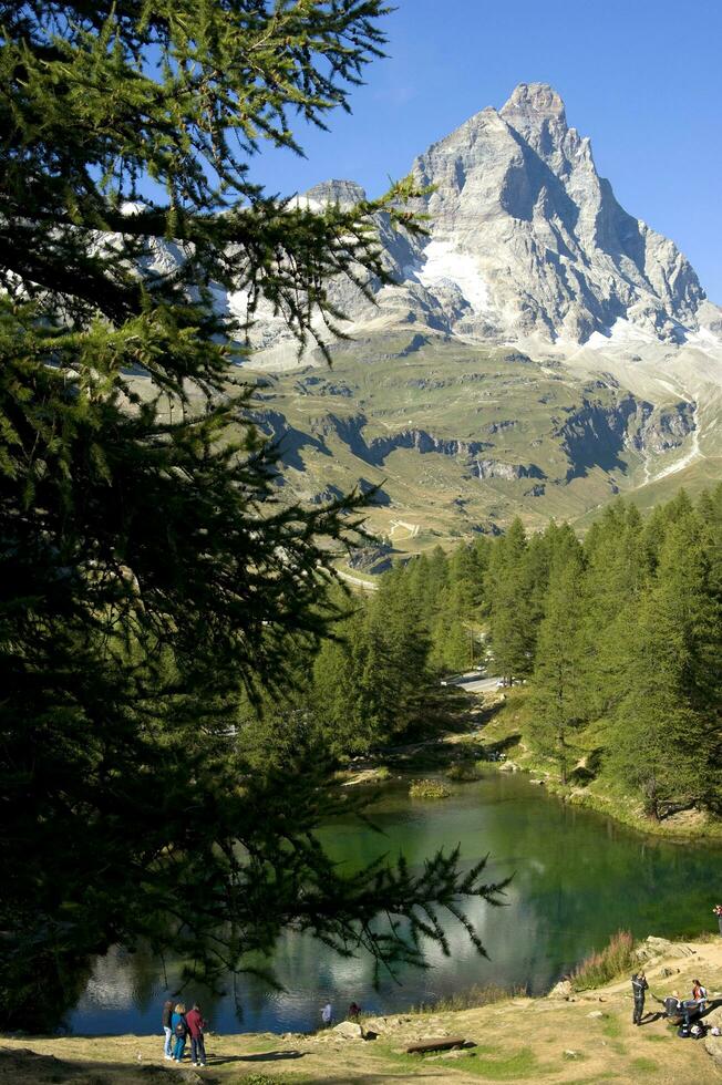 Reflexionen von das Cervino Berg im das Blau See foto