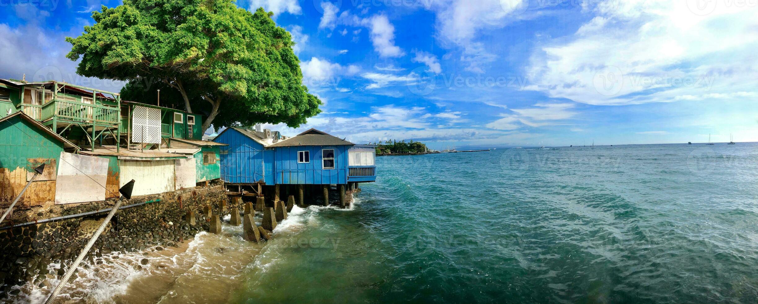 lahaina Bucht war fotografiert von ein Restaurant Das ist Nein länger Dort weil das ganz Stadt war verbrannt zu das Boden. foto