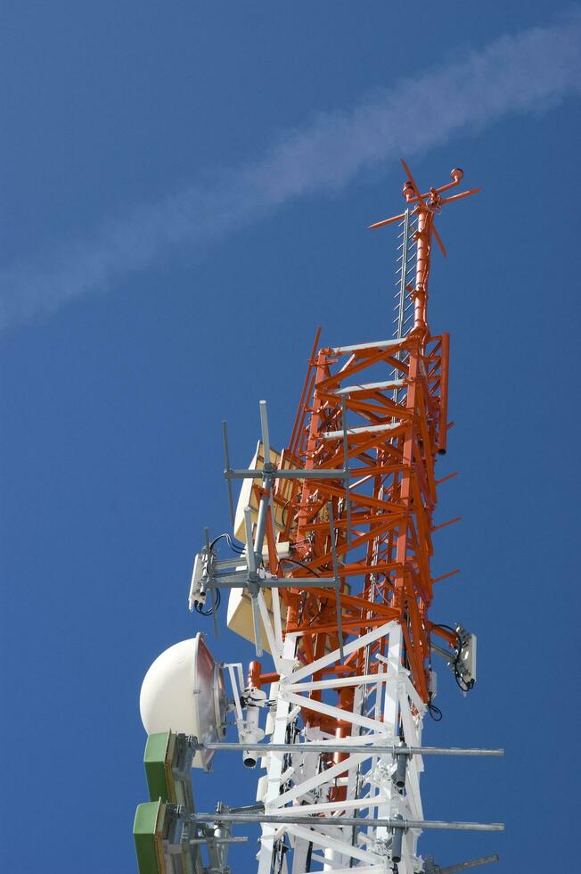 ein Turm mit Antennen foto