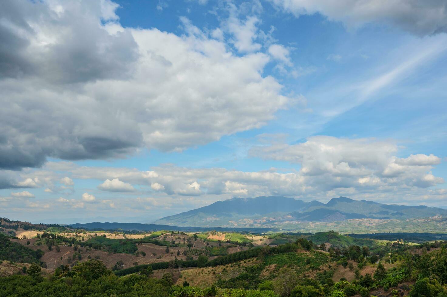 schön Straße auf das Berg im nan Stadt thailand.nan ist ein ländlich Provinz im Nord Thailand angrenzend Laos foto