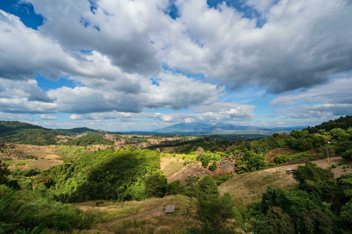 schön Straße auf das Berg im nan Stadt thailand.nan ist ein ländlich Provinz im Nord Thailand angrenzend Laos foto