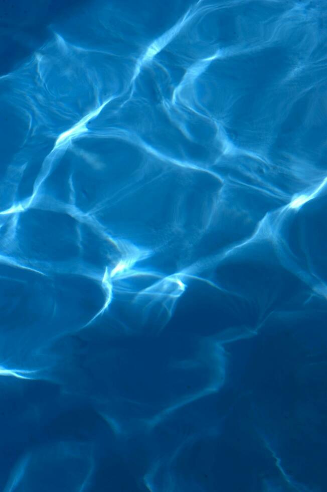 Blau Wasser im ein Schwimmen Schwimmbad foto