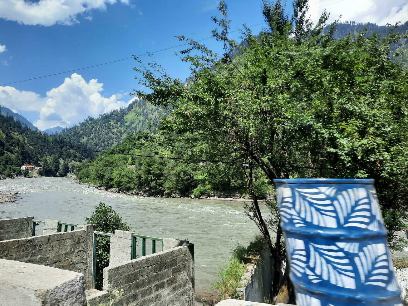 schön Tag Zeit Aussicht von Keran Schlucht, Neelam Schlucht, Kaschmir. Grün Täler, hoch Berge und Bäume sind sichtbar. foto