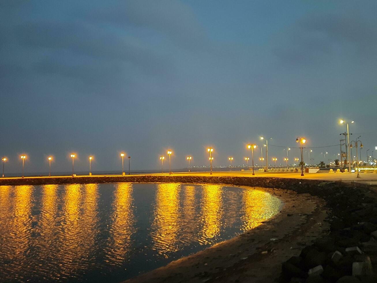 schön Morgen Aussicht von al qunfudhah Strand, Saudi Arabien. das Beleuchtung auf das Strand sind Erstellen ein schön Szene im das Morgen. foto