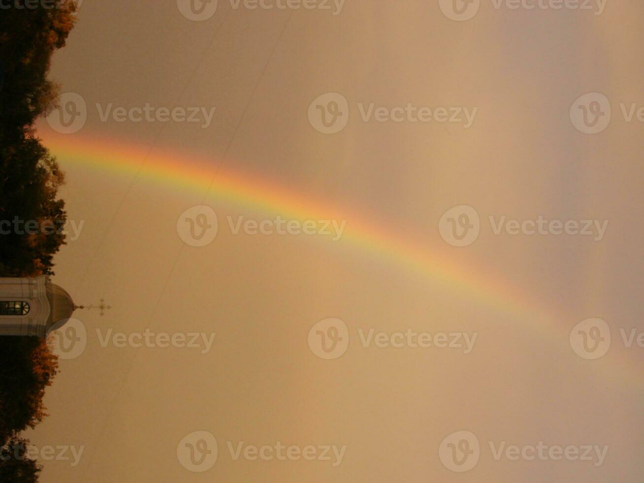 Blau Himmel und Weiß Wolke mit Sonne Licht und Regenbogen foto