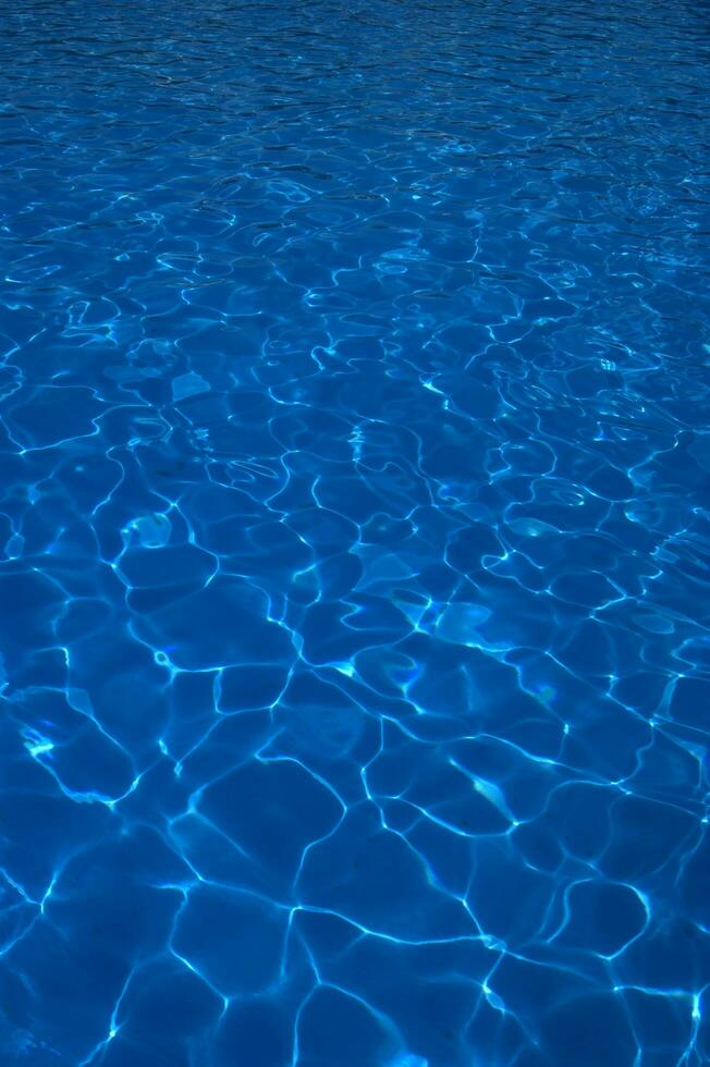 Blau Wasser im ein Schwimmen Schwimmbad foto