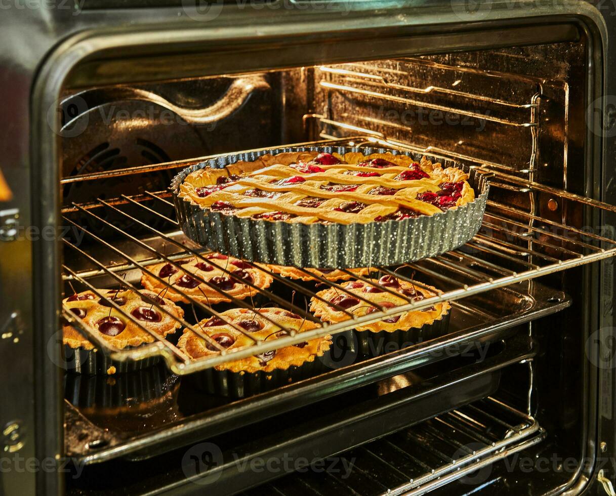 fertig Kirsche Kuchen im groß und klein bilden nach Backen im ein elektrisch Ofen foto