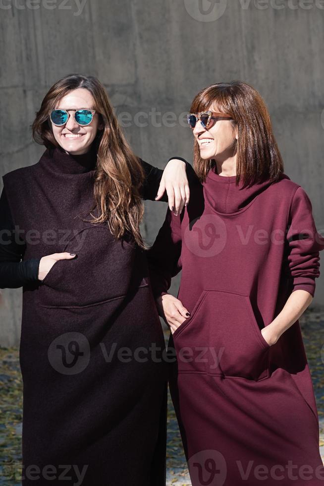 Streetstyle hübsche Frauen lächelnd, zwei glückliche Frauen, lange Haare foto