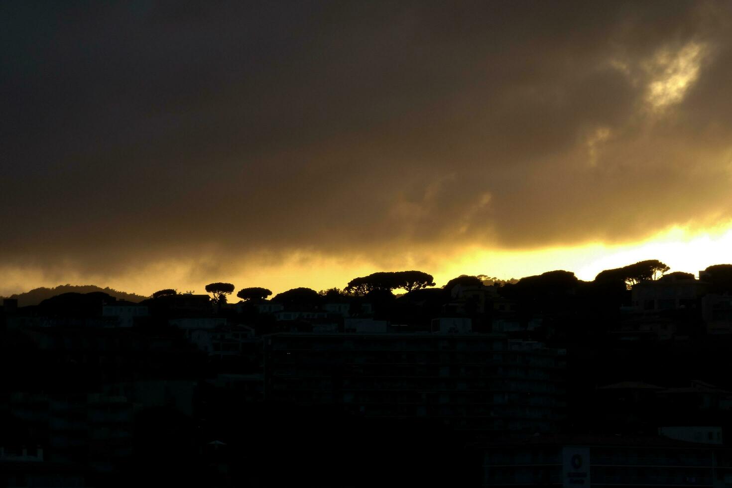 Sonnenuntergang oder Sonnenaufgang, Kontraste und Lichter am Horizont, Kontraste foto