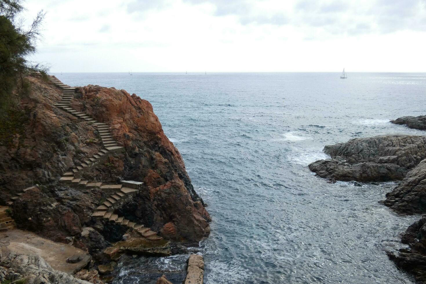 costa brava und küstenweg entlang der zerklüfteten küste von nordkatalonien, spanien foto