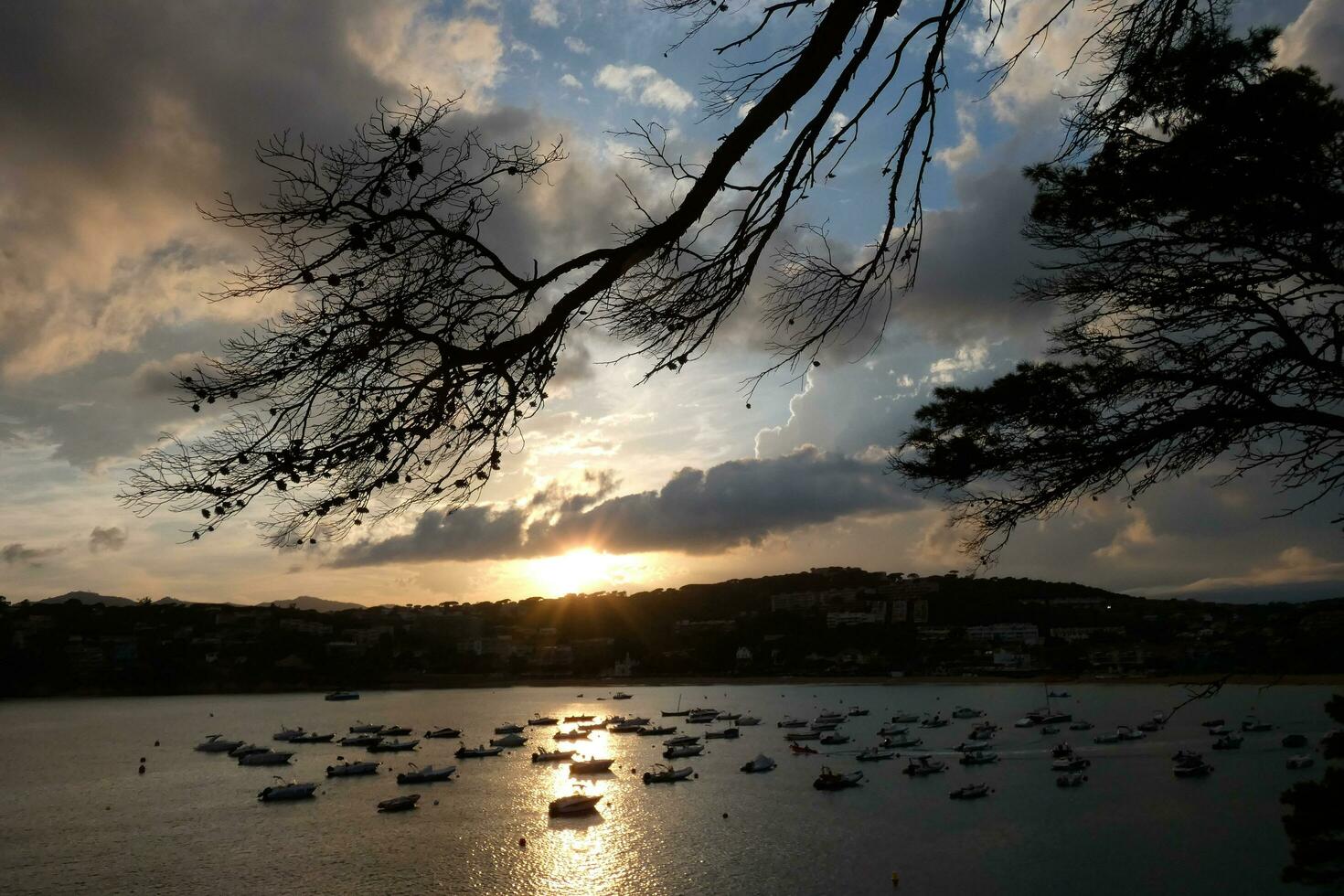 costa brava und küstenweg entlang der zerklüfteten küste von nordkatalonien, spanien foto