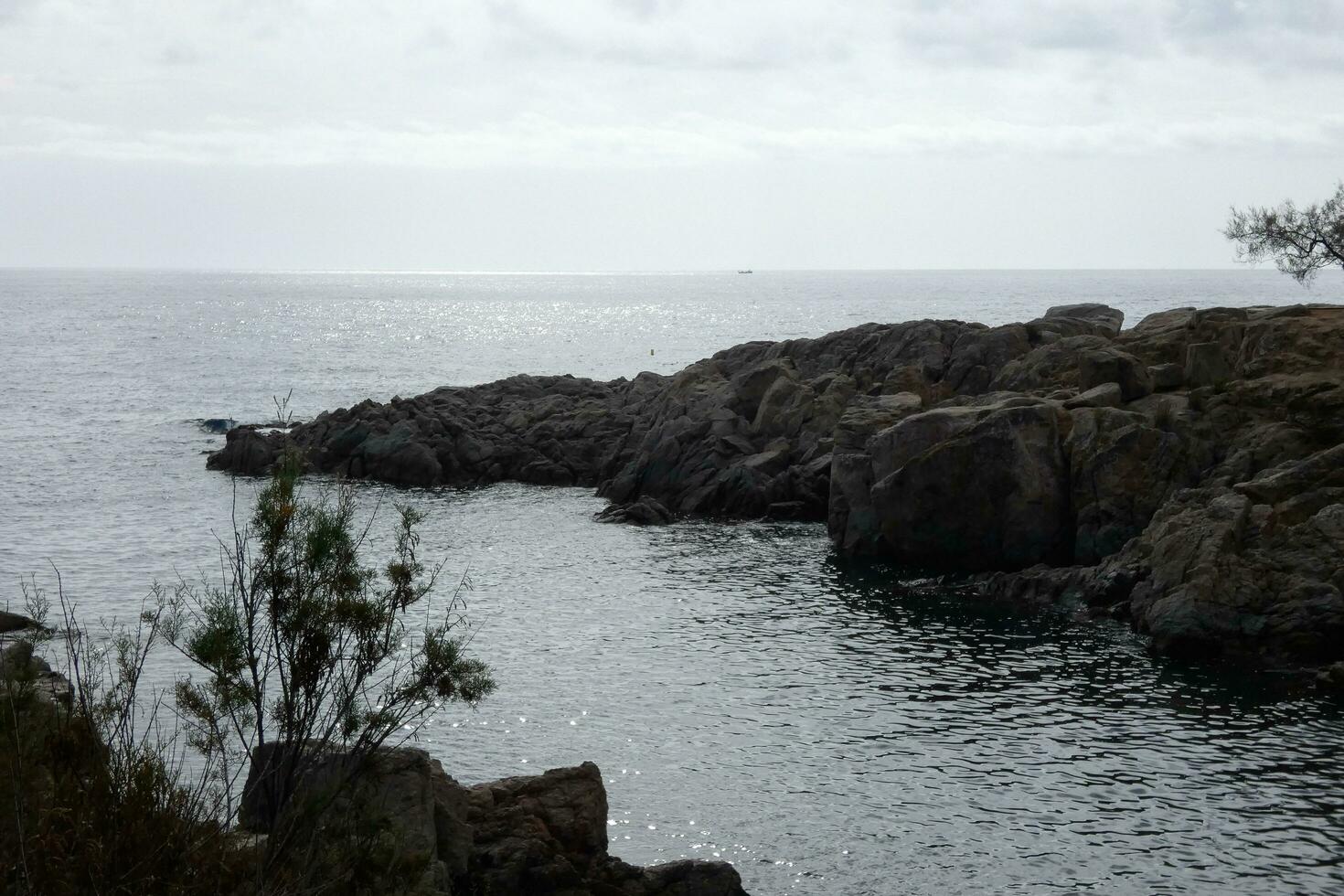 costa brava und küstenweg entlang der zerklüfteten küste von nordkatalonien, spanien foto