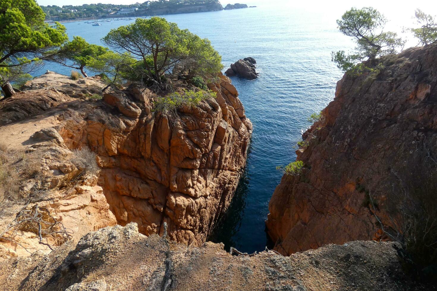 felsen und meer an der katalanischen costa brava, mittelmeer, blaues meer foto