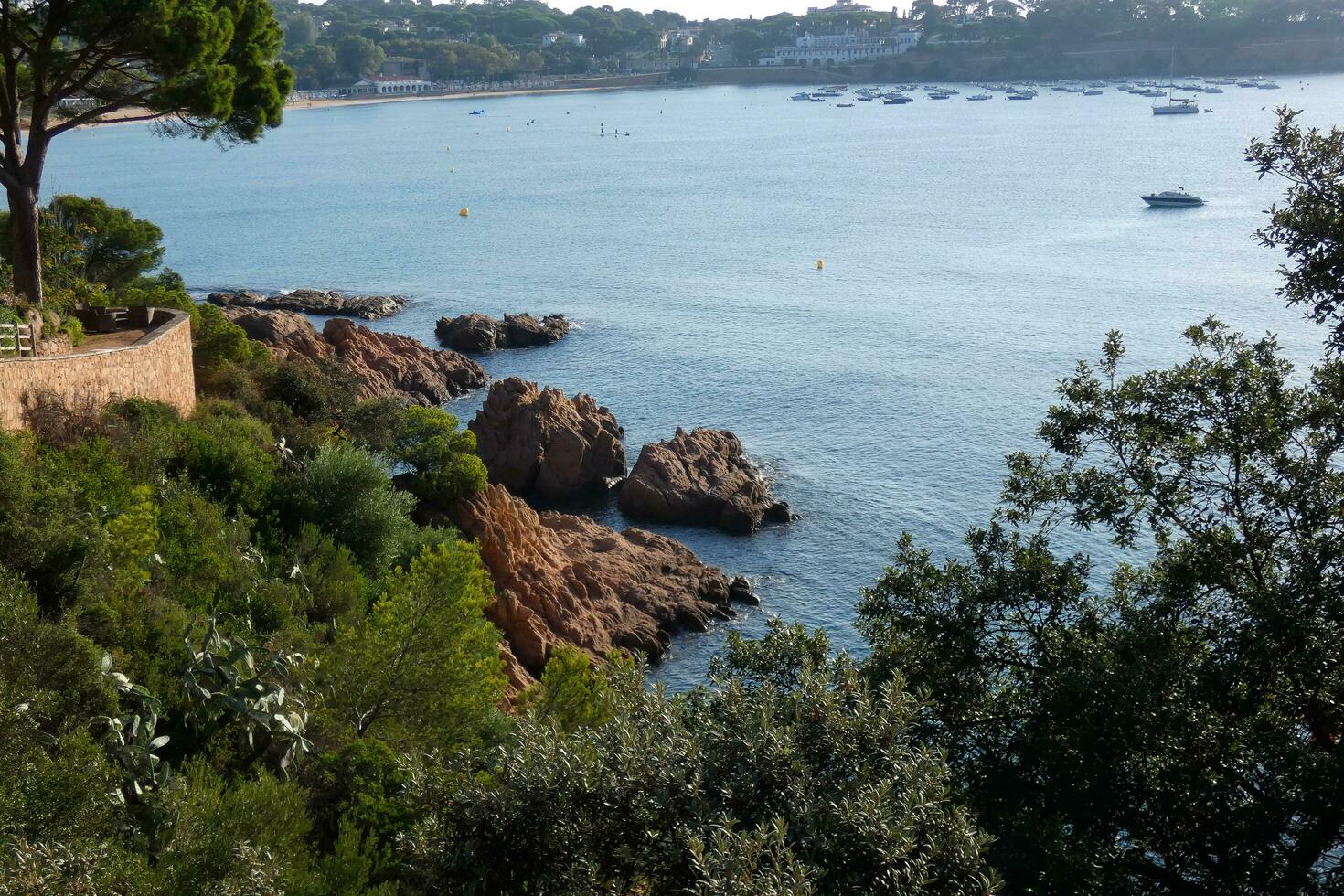 costa brava und küstenweg entlang der zerklüfteten küste von nordkatalonien, spanien foto