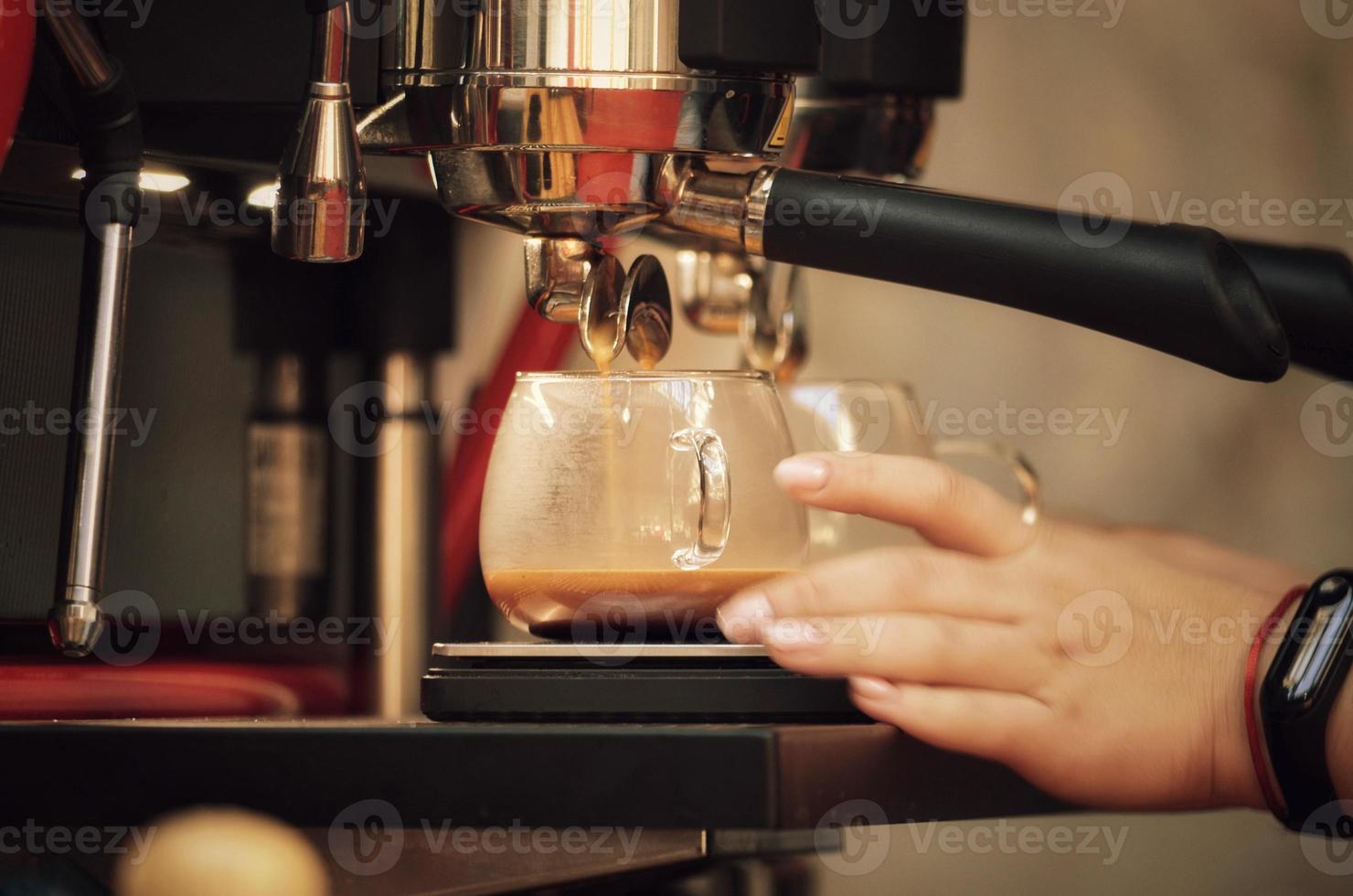 der Barista bereitet Kaffee zu. foto