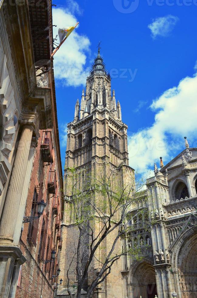 der Glockenturm der Kathedrale von Toledo, Spanien. foto