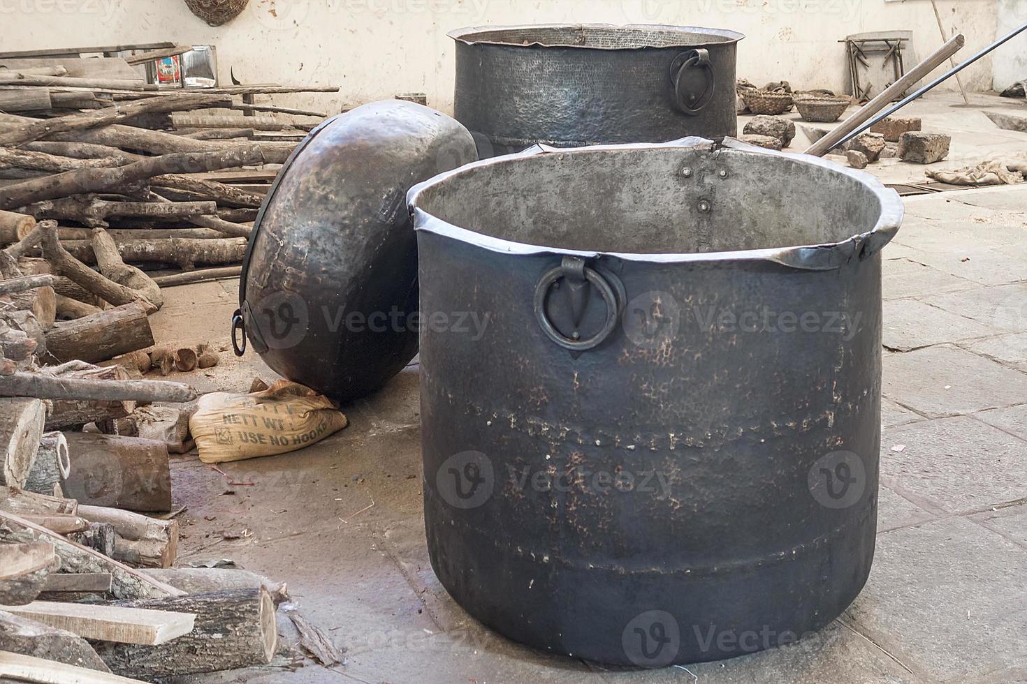 große alte geräucherte Pfannen zum Kochen für Pilger im hinduistischen Tempel foto