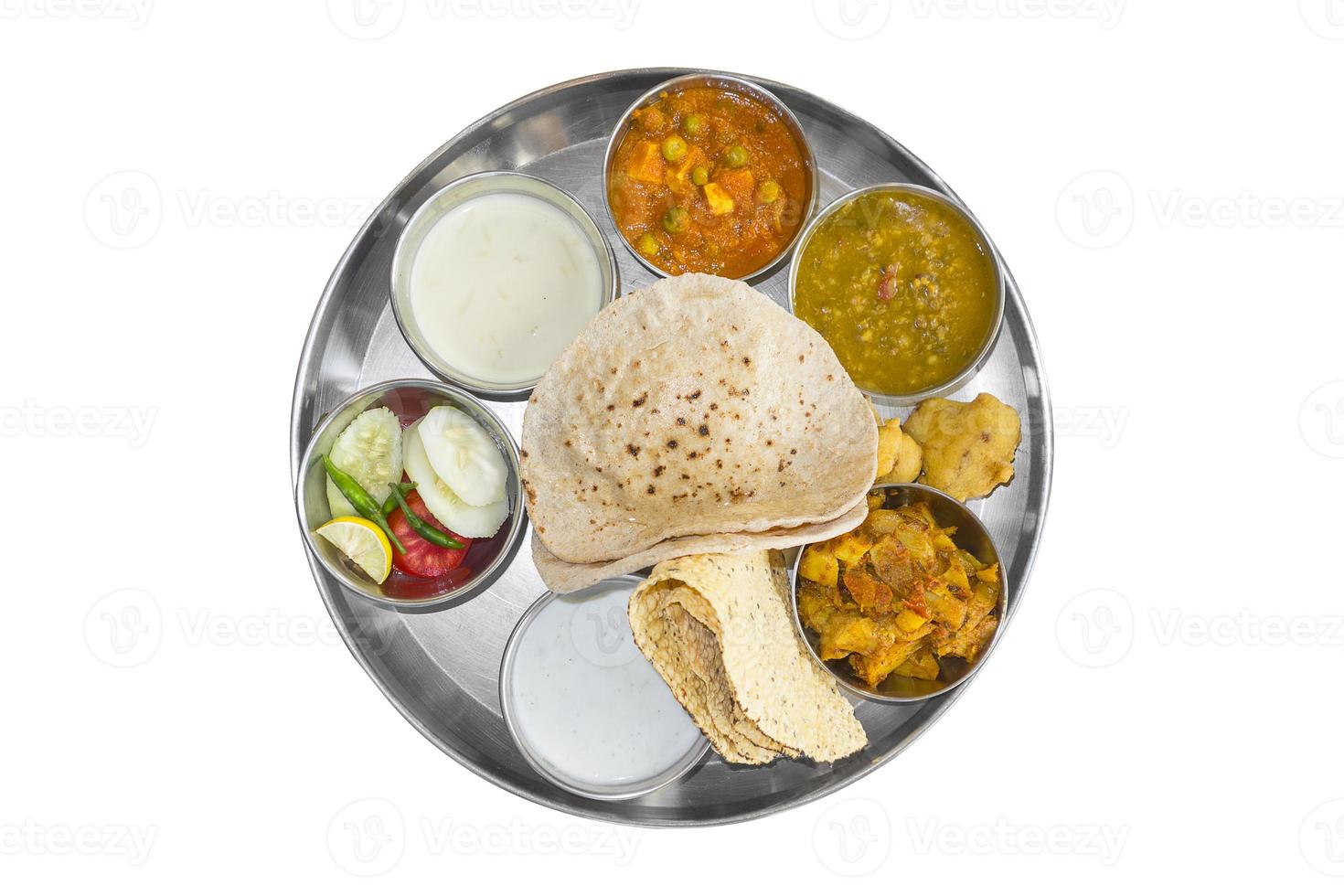 traditionelles indisches Mittagessen mit verschiedenen Speisen auf der Stahlplatte foto