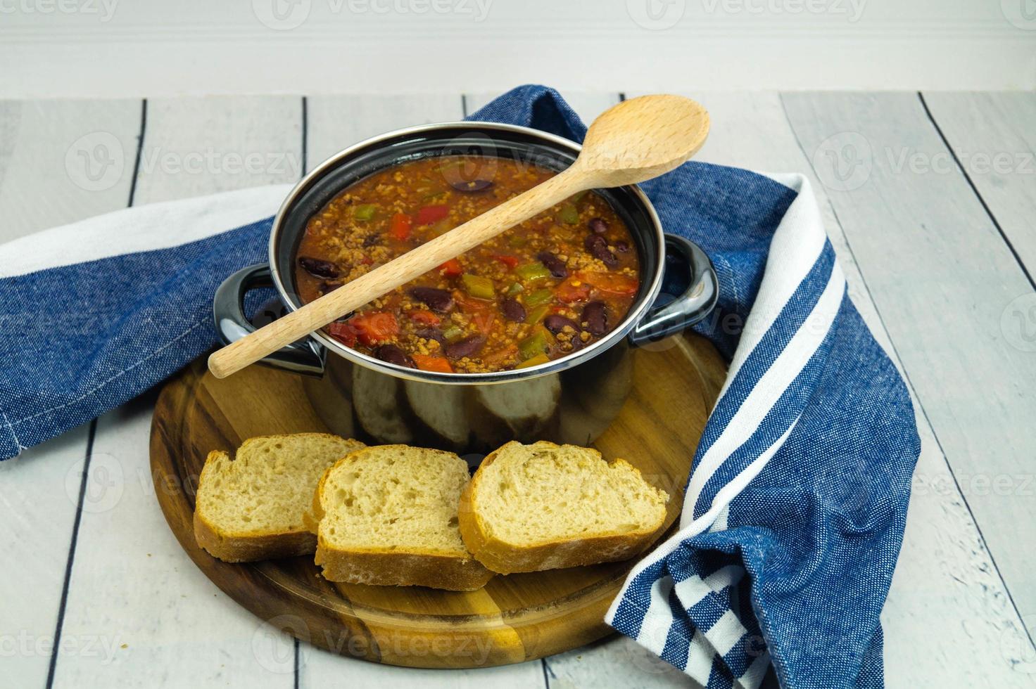 Chili con Carne mit Beef Kidneybohnen und Gewürzen foto