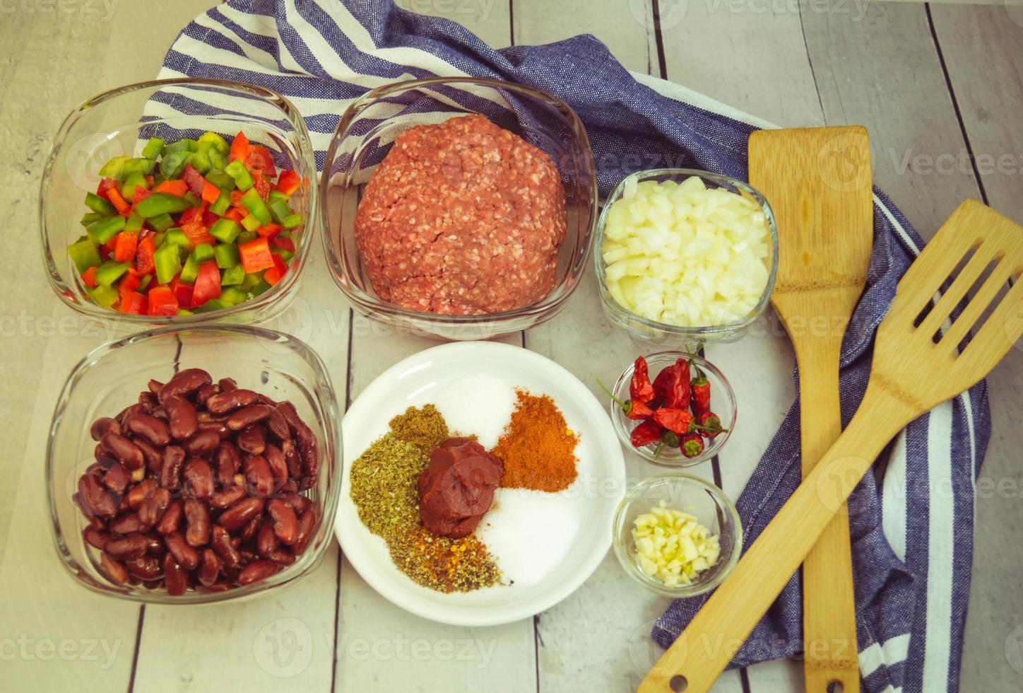 Chili con Carne mit Beef Kidneybohnen und Gewürzen foto