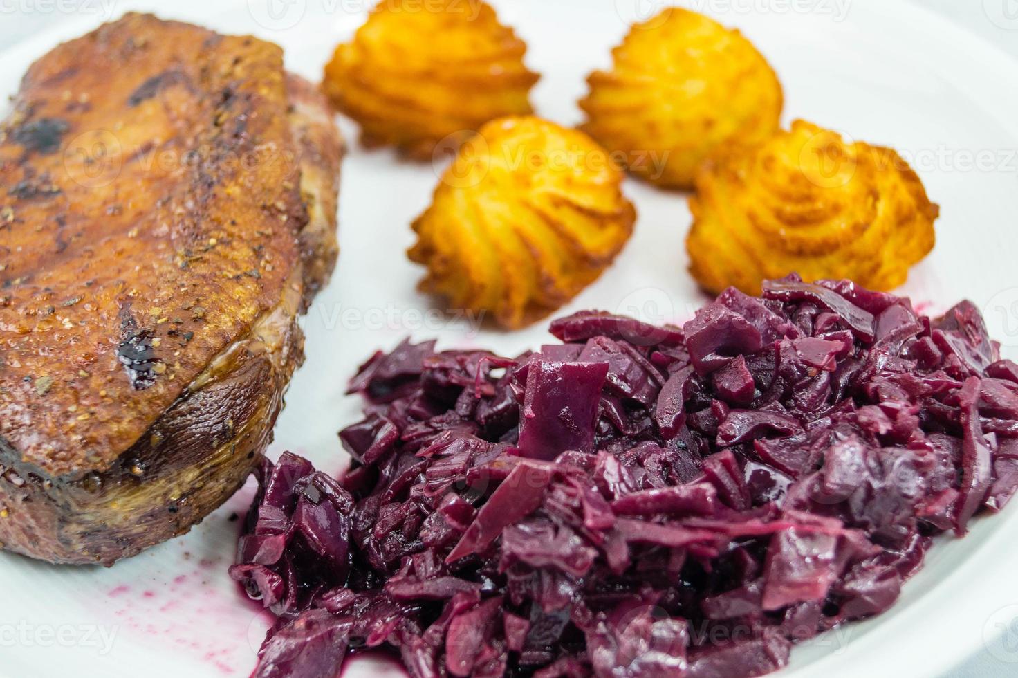 gebratene Entenbrust mit Rotkohl und Kroketten foto