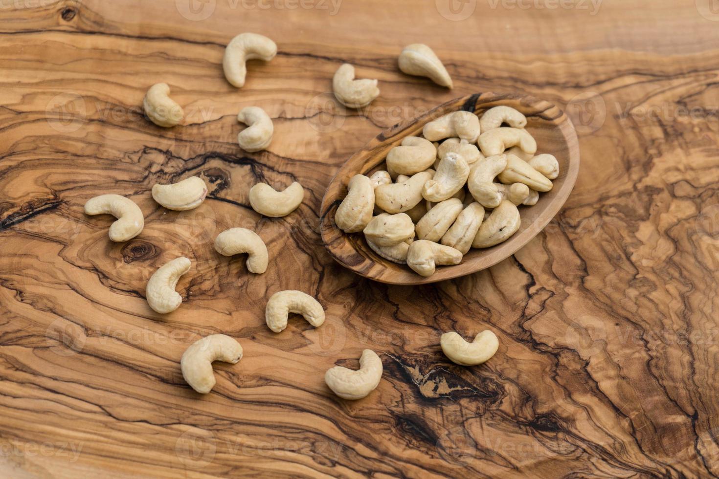 ein Haufen Cashewnüsse auf Olivenholz foto