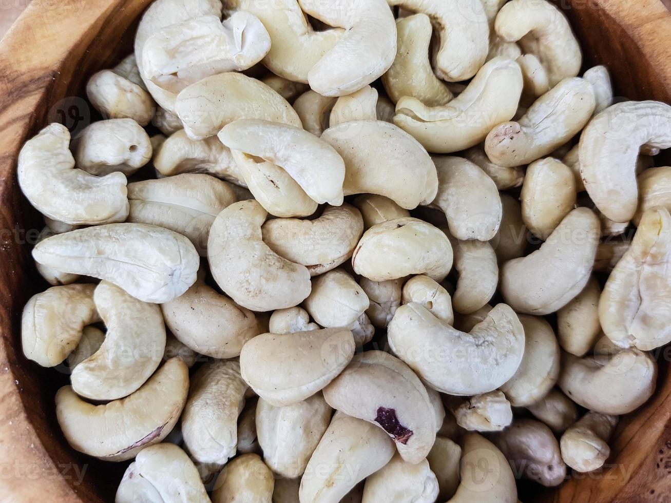 ein Haufen Cashewnüsse auf Olivenholz foto