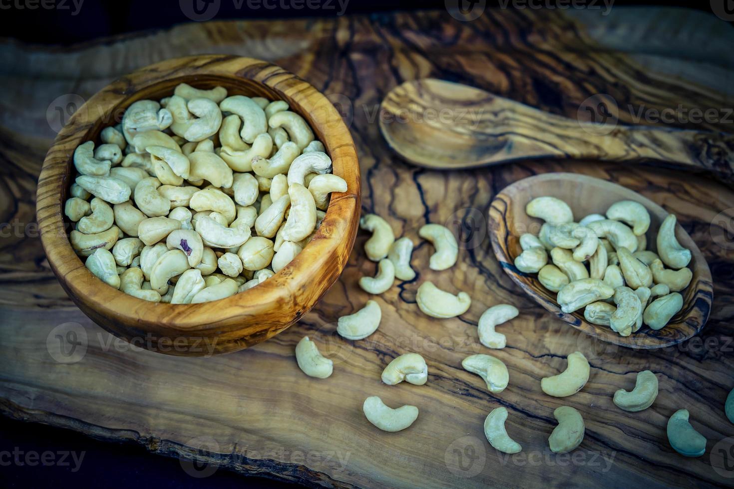 ein Haufen Cashewnüsse auf Olivenholz foto