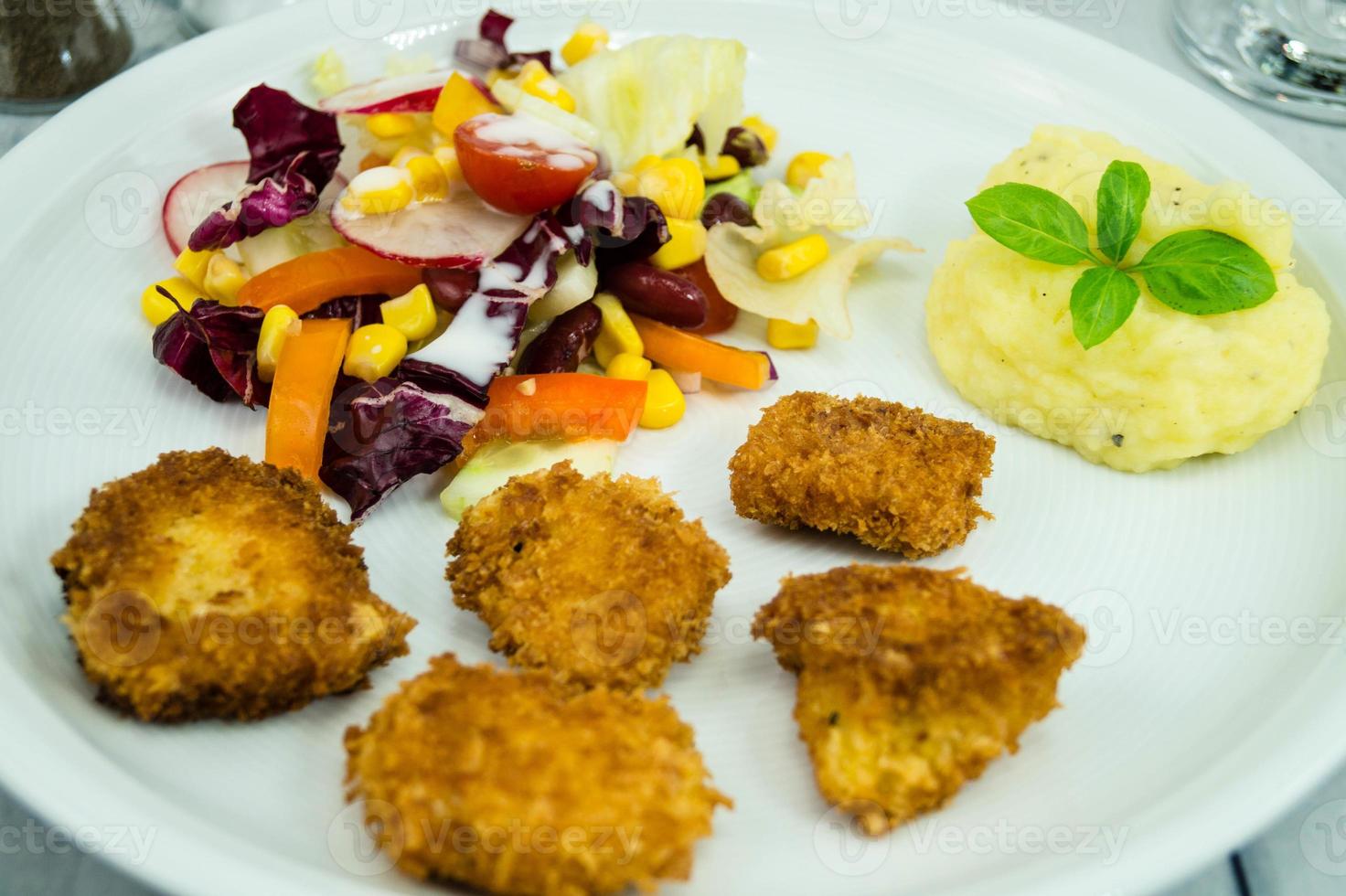 Golden Fried Chicken Nuggets mit Salat foto