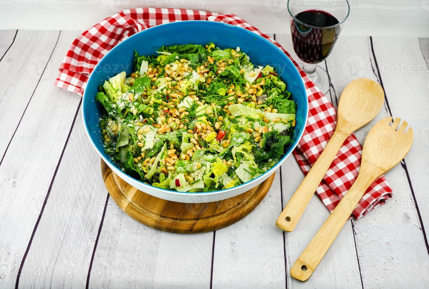 Salat auf blauem Teller foto