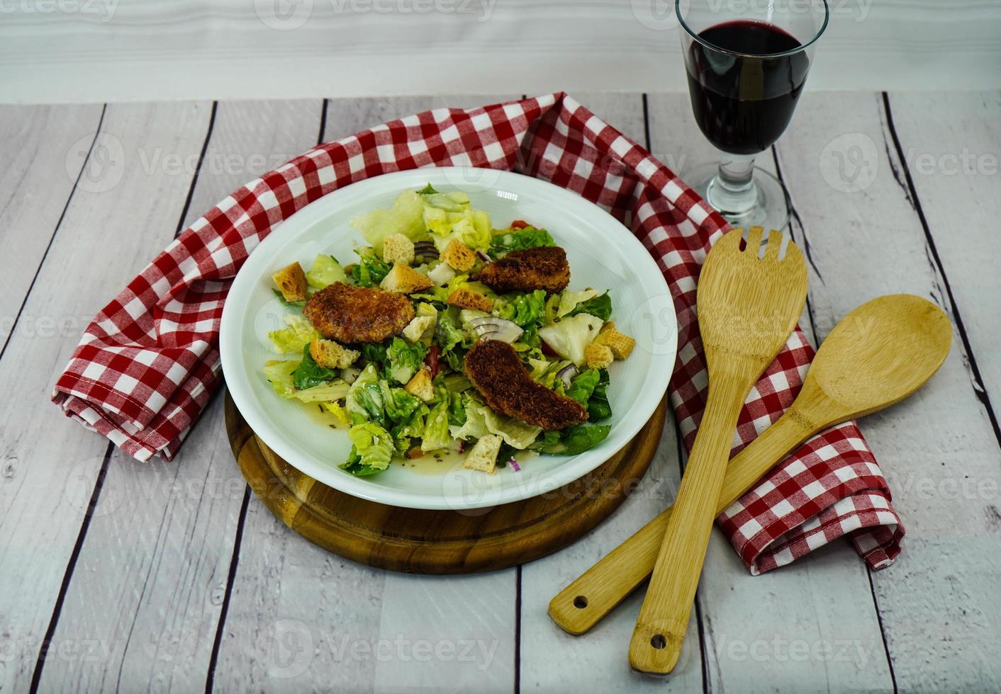 Golden Fried Chicken Nuggets mit Salat foto