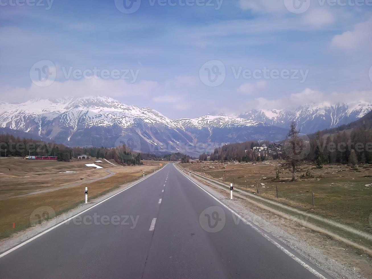 verschneite landschaft der valtellina-berge foto