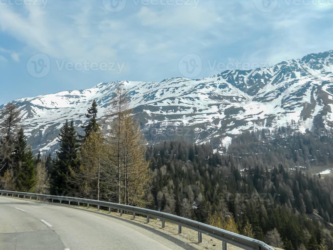 verschneite landschaft der valtellina-berge foto