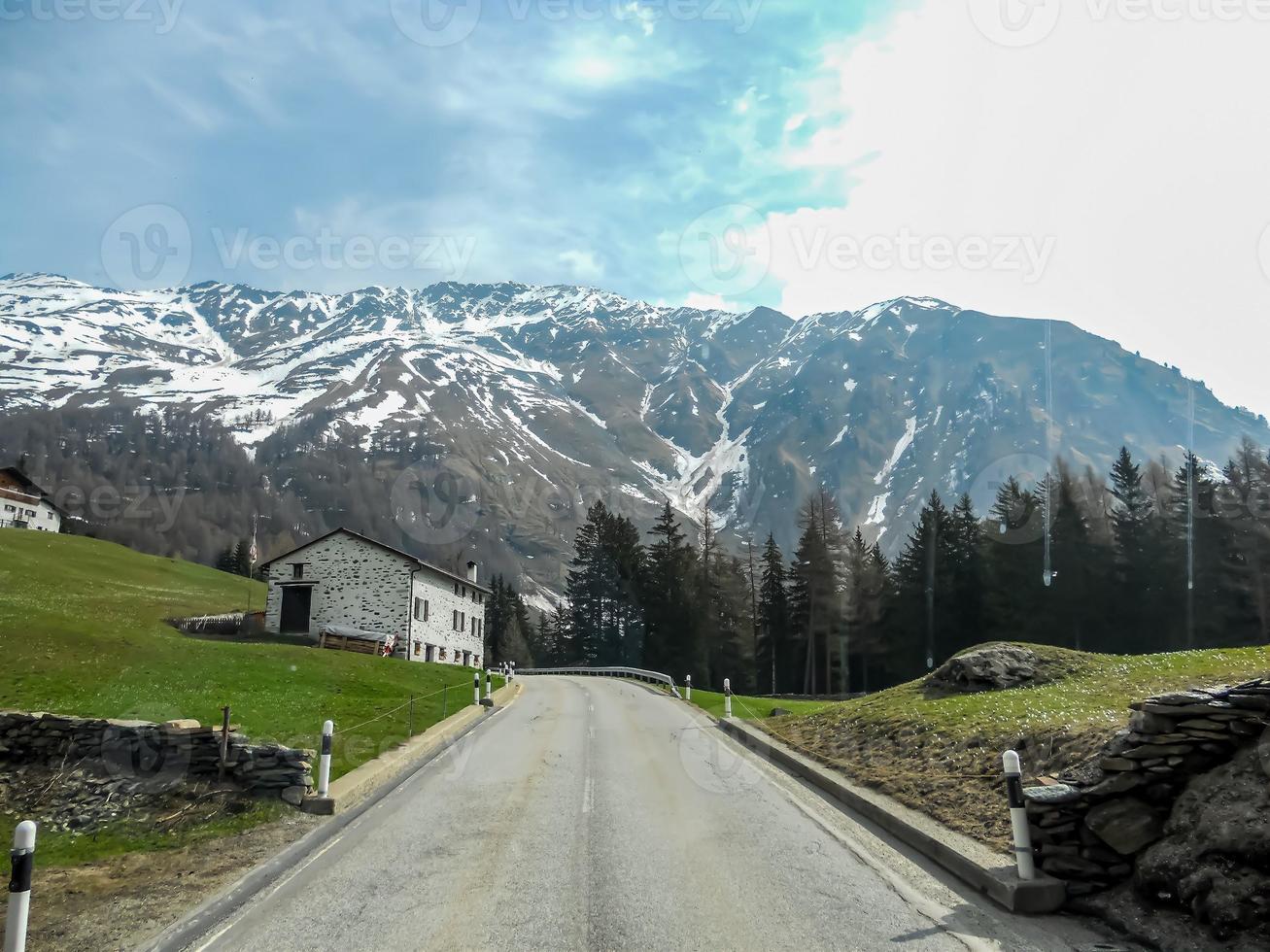 verschneite landschaft der valtellina-berge foto