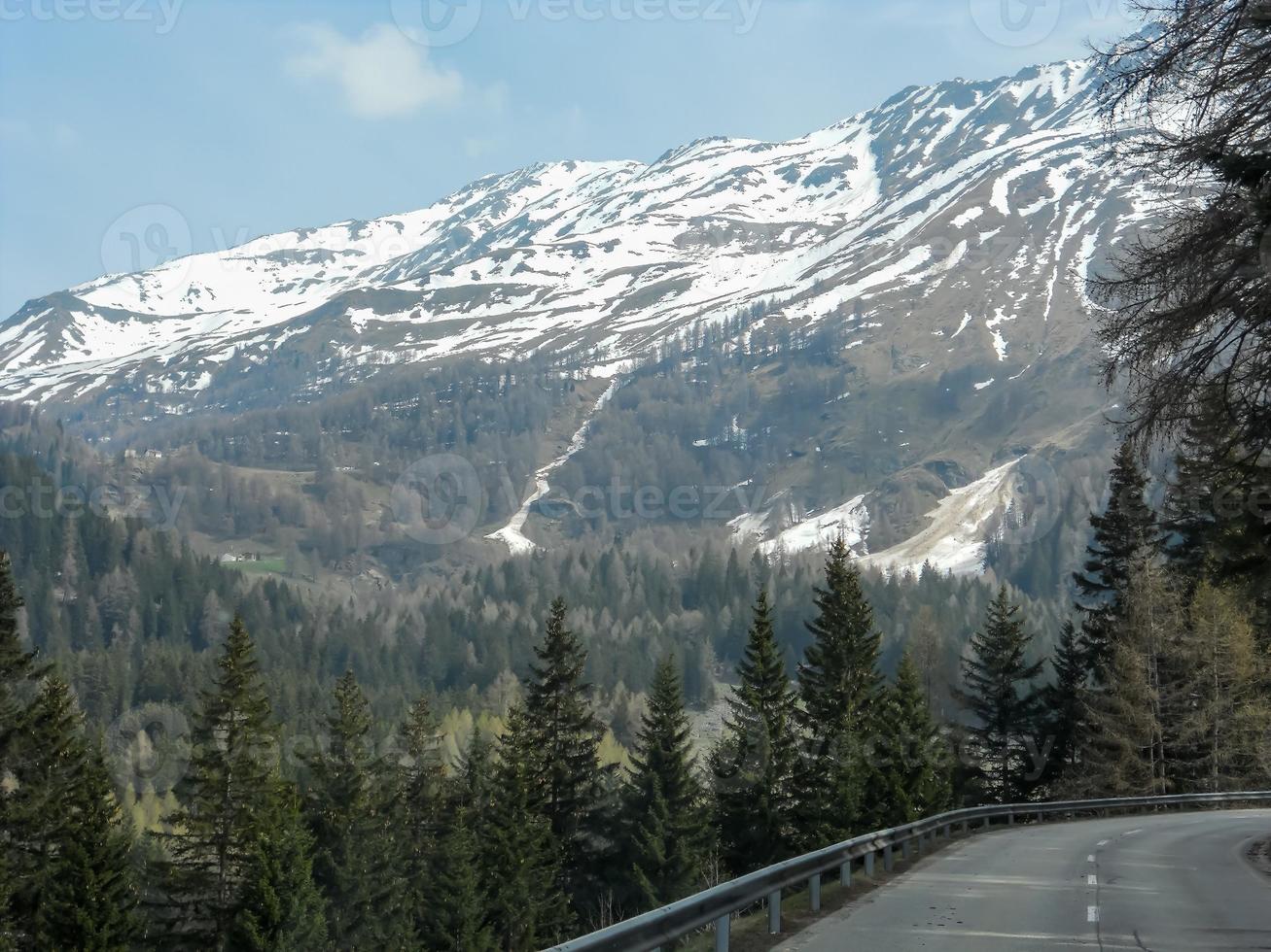 verschneite landschaft der valtellina-berge foto