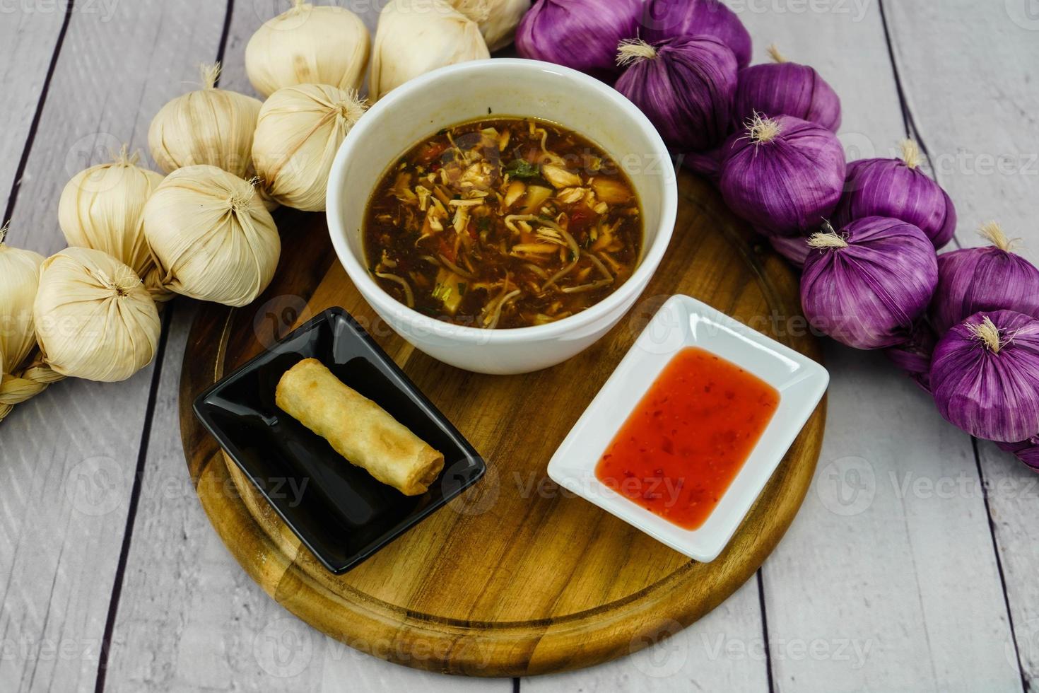 traditionelle frische asiatische Gemüsesuppe foto