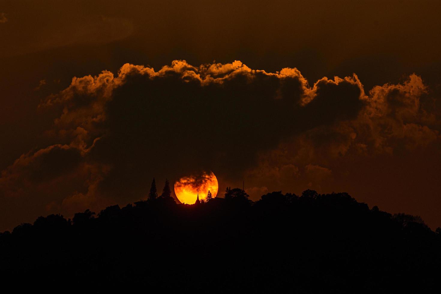 wunderschöner Sonnenuntergang mit Wolken über Phra That Doi Suthep Tempel foto