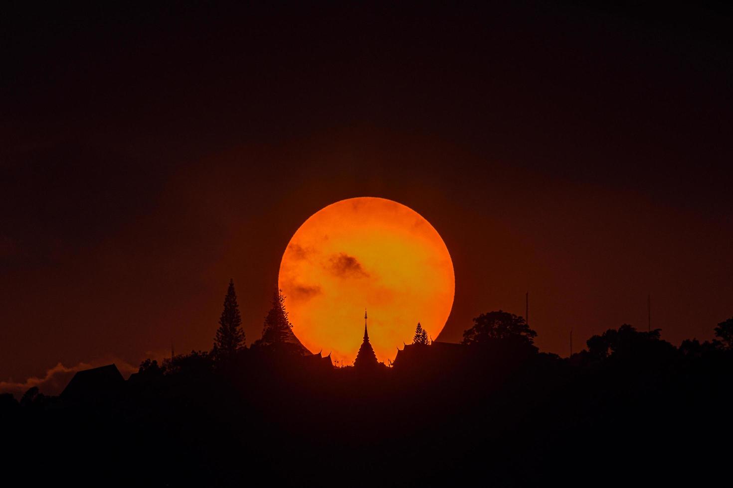 wunderschöner Sonnenuntergang mit Wolken über Phra That Doi Suthep Tempel foto