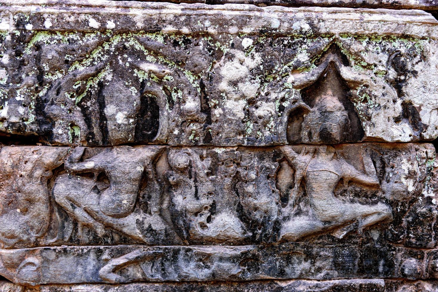 Steinschnitzereien an den Wänden des Bayon-Tempels in Angkor Thom foto